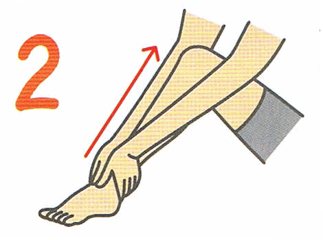 つま先からひざにかけて、下から上へマッサージする。足の前側、側面、後ろ側、それぞれ10回程度